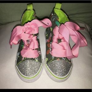 Size 8 toddlers tennis shoes